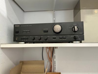 une radio posée sur une étagère, à côté d'une boîte