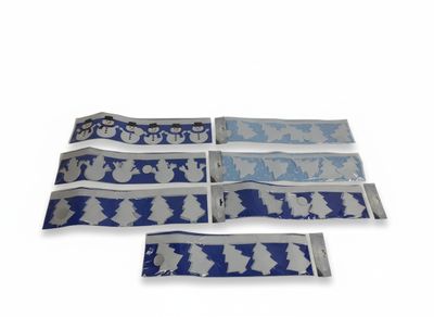 trois morceaux de tissu bleu et blanc ornés d'un motif de bonhommes de neige