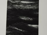 une photo en noir et blanc représentant des vagues dans l'océan