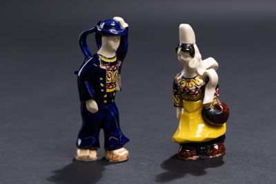 deux figurines d'un homme et d'une femme debout l'un à côté de l'autre