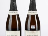 deux bouteilles de vin posées l'une à côté de l'autre sur une table