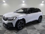 un 4x4 blanc garé sur un sol en damier dans un garage