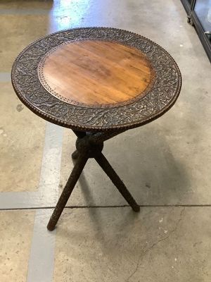 une petite table avec un plateau en bois et des pieds en métal