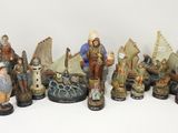 de nombreuses figurines de différentes tailles et couleurs