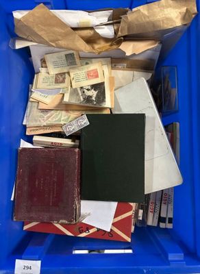 un bac bleu rempli de vieux livres et de vieux papiers