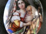 une photo d'une photo représentant un homme et une femme sur une assiette