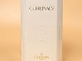 Parfum « Guerlaine by Guerlaine » présenté dans un coffret blanc sur fond beige