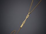 un collier en or orné d'une étoile