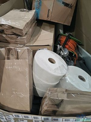 une boîte remplie de papier toilette et de rouleaux de papier toilette