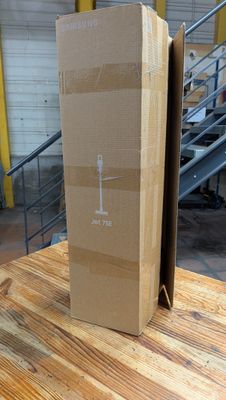 une boîte en carton posée sur une table en bois