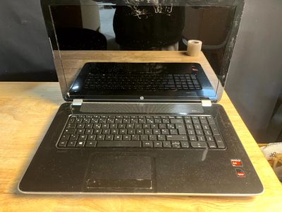 un ordinateur portable posé sur une table en bois