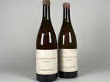 deux bouteilles de vin posées l'une à côté de l'autre sur une table