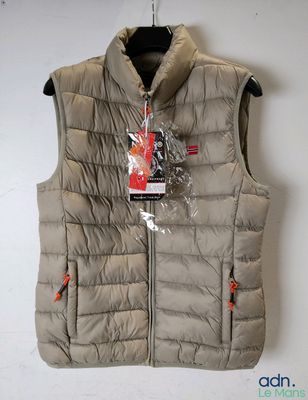 un gilet muni d'une étiquette, accroché à un mur