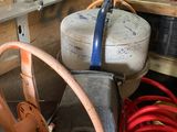 Il y a de nombreux types de tuyaux et d'autres outils dans ce garage.