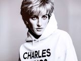 photo en noir et blanc d'une femme portant un sweat à capuche sur lequel est inscrit « charles who ? »