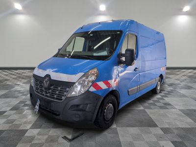 la camionnette bleue est garée sur un sol en damier dans le garage