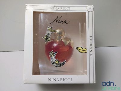 une image représentant une boîte contenant un flacon de parfum