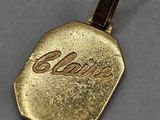 un pendentif plaqué or sur lequel est gravé un prénom