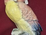 une figurine représentant un perroquet perché sur une branche