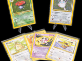 Quatre cartes Pokémon sont présentées sur un fond noir