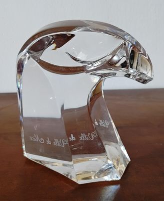 une figurine en verre représentant un oiseau, posée sur une table