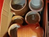 une boîte remplie de bocaux et de récipients posée sur une table