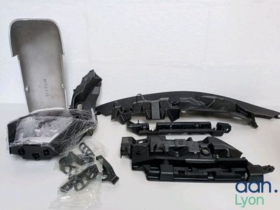 beaucoup de pièces qui traînent sur la table