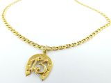 gros plan d'un collier en or sur fond blanc