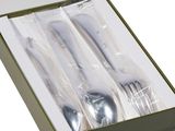 quatre fourchettes et cuillères dans une boîte sur fond blanc