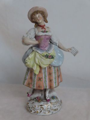 Jeune femme à la lettre, faïence. Restauration sur un doigt.