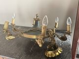 un lustre en laiton à cinq lumières
