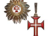 une croix et une médaille sur fond blanc