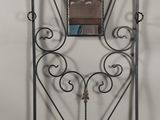 un miroir accroché au mur à côté d'un miroir