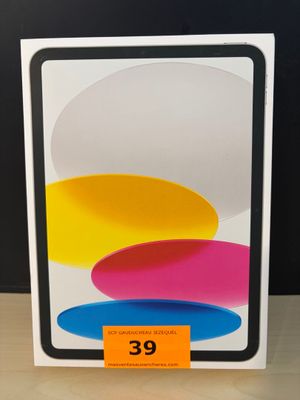 Le carton contenant le nouvel iPhone 11 est ouvert et prêt à être expédié