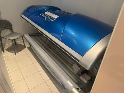 une photo d'une pièce avec un transat et une chaise