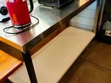 une bouilloire rouge posée sur le plan de travail de la cuisine