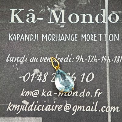 une photo d'un pendentif en topaze bleue