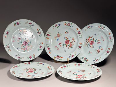 quatre assiettes ornées de motifs floraux sont posées sur une table