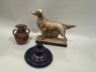 deux vases et une figurine de chien posés sur une table