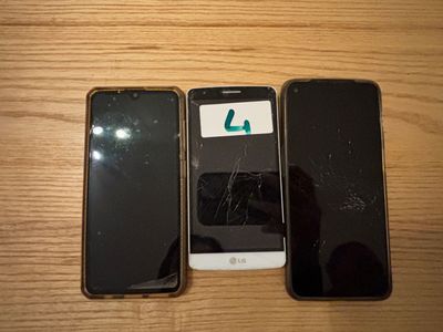 Trois téléphones portables Dans l'état