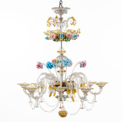 un gros plan d'un lustre orné de fleurs