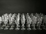 un grand nombre de verres à vin posés sur une table