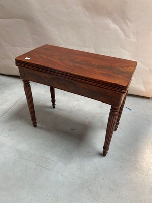 une petite table en bois surmontée d'un tiroir