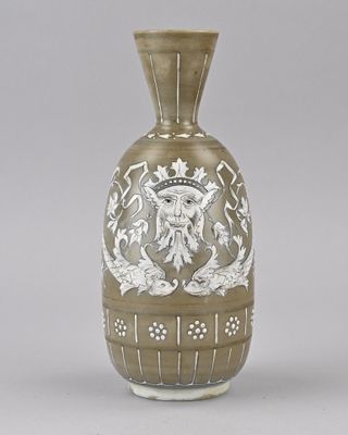 un vase marron orné d'un motif blanc