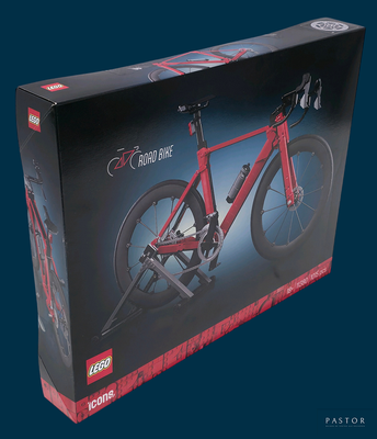 un vélo rouge dans un cadre noir sur fond bleu