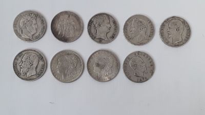 six types de pièces différents sont disposés en rangée sur une surface blanche