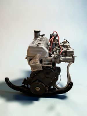 un petit moteur posé sur une table