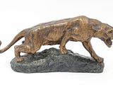 statue d'un lion posé sur un rocher, sur fond blanc