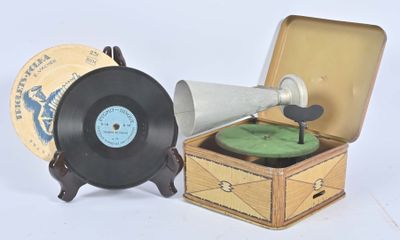 un vieux tourne-disque posé à côté d'une caisse en bois