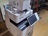 une pile d'imprimantes empilées les unes sur les autres dans une pièce